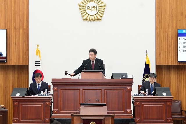 ▲ 경주시의회는 13일 본회의장에서 9일간의 일정으로 제288회 경주시의회 임시회를 개회했다.ⓒ경주시의회