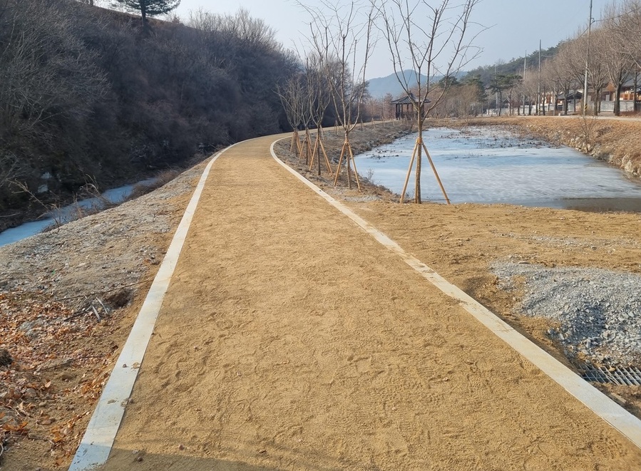 ▲ 괴산군(군수 송인헌)이 총 3억 원의 사업비를 투입해 국민적 건강 수요에 맞춰 맨발걷기길 조성 사업을 본격 추진한다.ⓒ괴산군