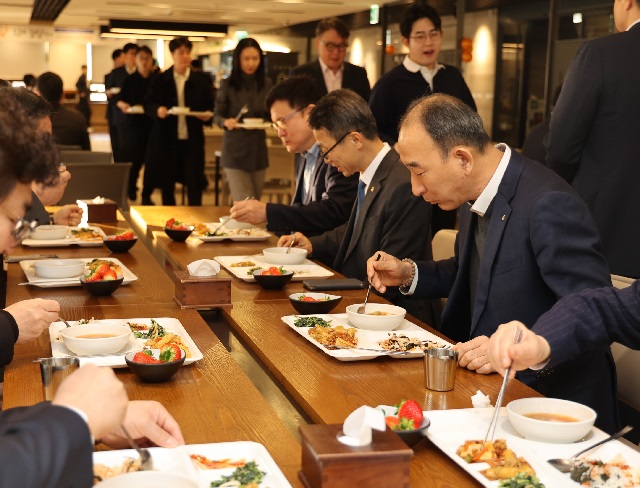 ▲ NH농협생명(박병희 대표이사)이 13일(목) 서대문구 본사 구내식당에서 임직원 아침밥 먹기 캠페인을 실시했다.ⓒNNH농협생명