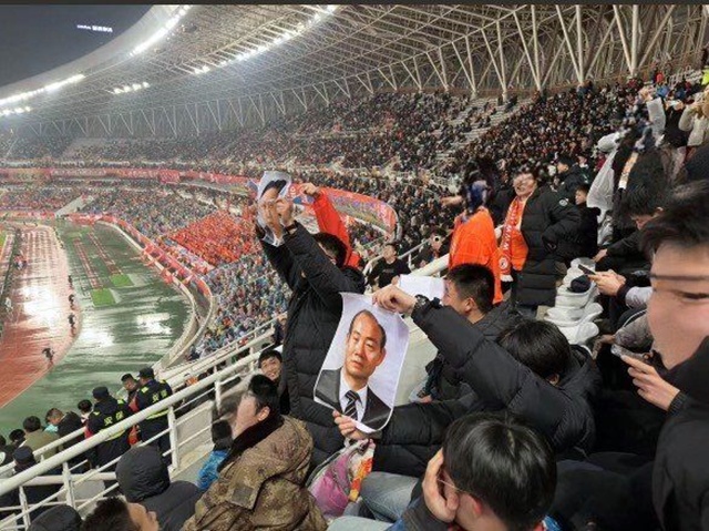 ▲ 2024-2025 아시아축구연맹(AFC) 챔피언스리그 엘리트(ACLE) 리그페이즈 7라운드 한국프로축구 K리그1 광주FC와 중국 슈퍼리그 산둥 타이산(중국 슈퍼리그)과의 경기 도중 현지 팬들이 광주시를 조롱하는 행동을 했다. 사진=온라인 커뮤니티 갈무리. ⓒ뉴시스