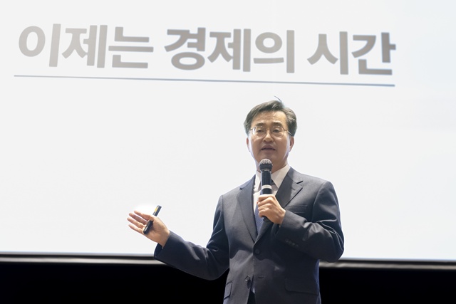 ▲ 김동연 경기도지사가 14일 광주광역시 홀리데이인 호텔에서 열린 광주경영자총협회 금요조찬포럼에 참석해 강연을 하고 있다. ⓒ경기도 제공