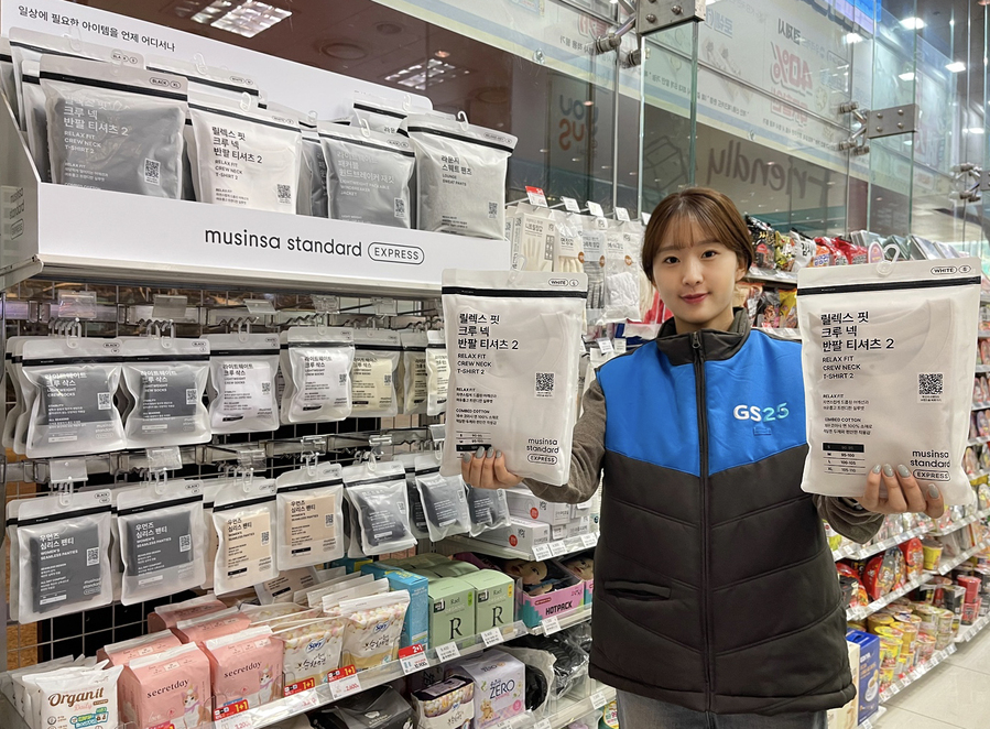 ▲ GS25 직원이 ‘무신사 스탠다드 익스프레스’ 제품을 들고 포즈를 취하고 있다. ⓒGS25