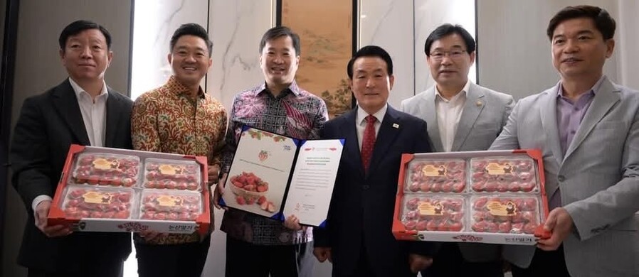 ▲ 백성현 논산시장과 조용훈 논산시의장이 13일 인도네시아 대형 외식·유통기업인 보가그룹(BOGA Group) 및 한국 외식 브랜드 이비가(EBIGA)와 만나 논산 딸기를 선보이고 있다.ⓒ논산시