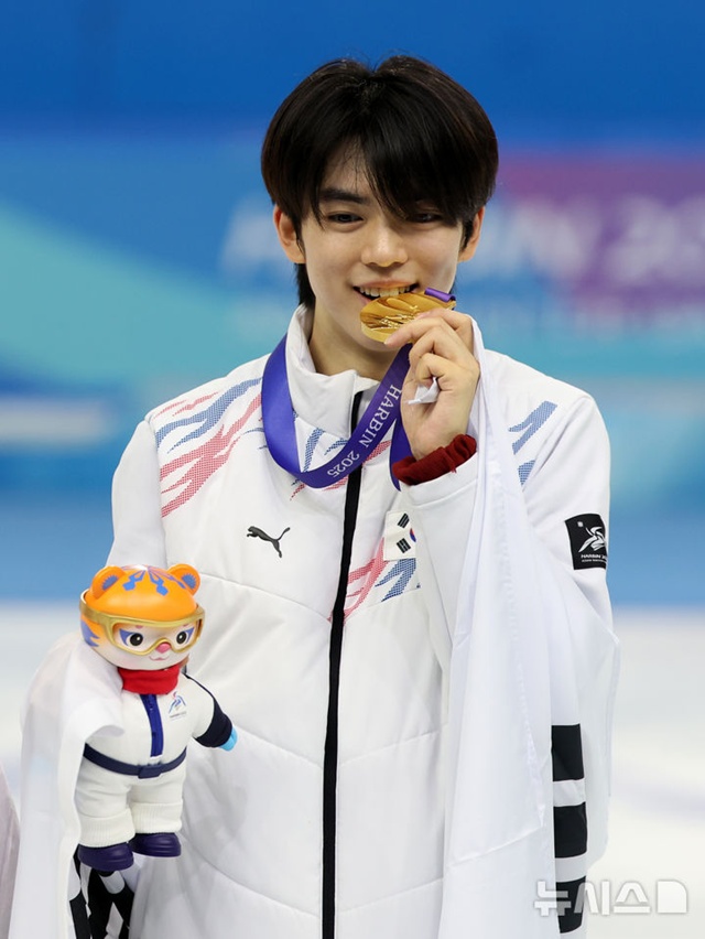 ▲ 중국 하얼빈 헤이룽장 빙상훈련센터에서 열린 2025 하얼빈 동계 아시안게임 피겨스케이팅 남자 싱글 시상식에서 금메달을 수상한 차준환이 세레머니를 하고 있다. 250213 ⓒ뉴시스