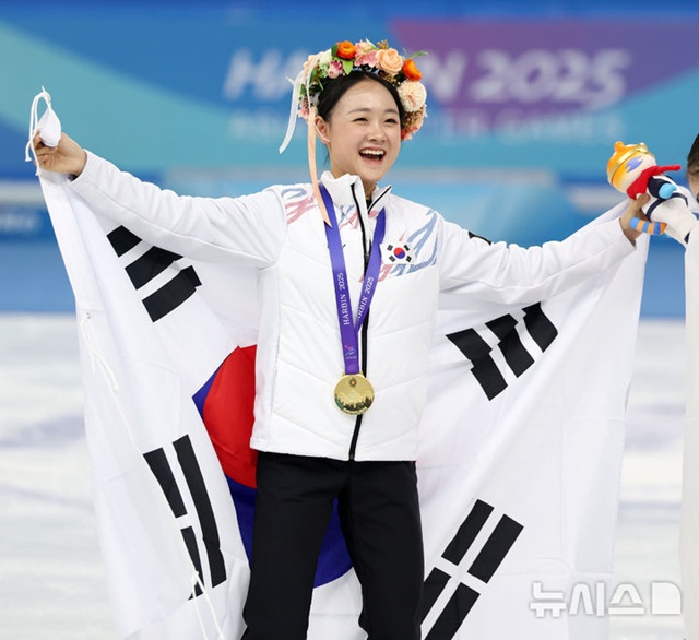 ▲ 중국 하얼빈 헤이룽장 빙상훈련센터에서 열린 2025 하얼빈 동계 아시안게임 피겨스케이팅 여자 싱글 시상식에서 금메달을 수상한 김채연이 태극기 세레머니를 하고 있다. 250213 ⓒ뉴시스