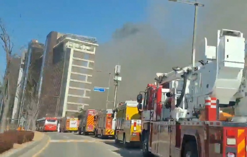 ▲ 14일 오전 부산 기장군 반얀트리 호텔 신축 공사 현장에서 불이 나 소방관들이 진화 작업을 하고 있다. ⓒ부산소방재난본부 제공