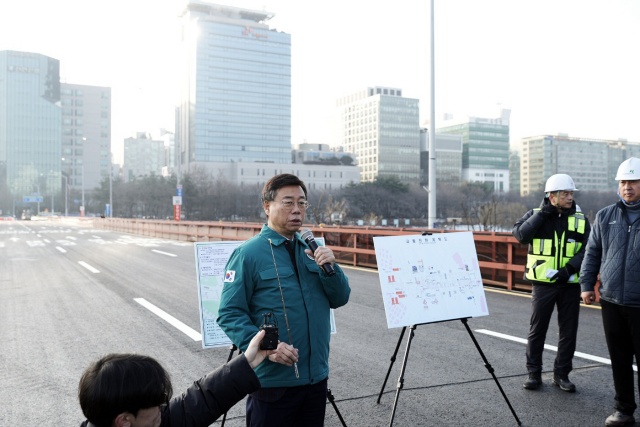 ▲ 신상진 성남시장이 14일 수내교 분당방향 4차로 임시도로 개통 전 현장에서 브리핑을 하고 있다. ⓒ성남시 제공