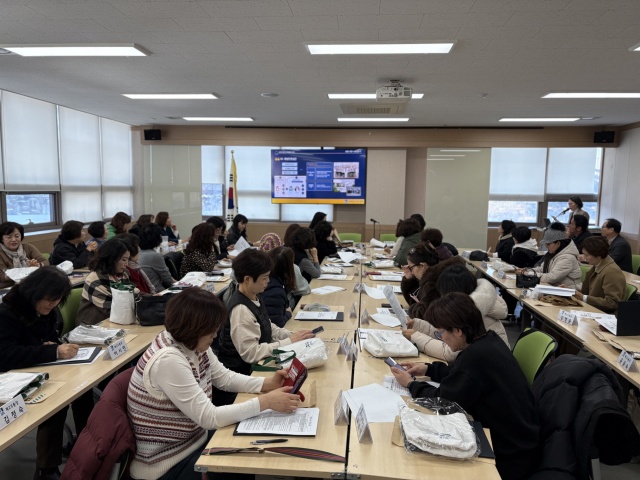 ▲ 수원시 새빛민원실 베테랑 팀장이 금곡동 통장들을 대상으로 ‘새빛민원실’ 운영성과를 발표하고 있다. ⓒ수원시 제공