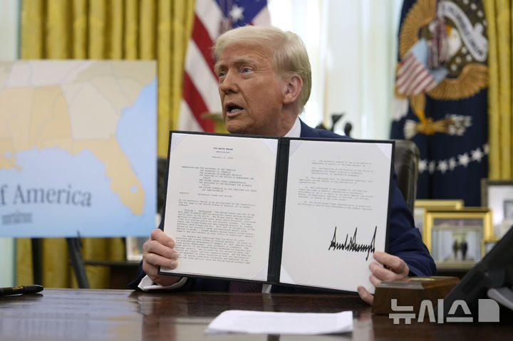 ▲ 도널드 트럼프 미국 대통령이 13일(현지시간) 백악관 집무실에서 상호관세 도입에 대한 대통령 각서에 서명한 후 발언하고 있다. ⓒ뉴시스