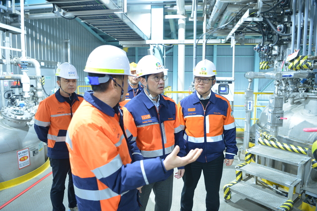 ▲ 2025년 1월 31일 최윤범 고려아연 회장이 울산 온산제련소를 방문하여 공장 내부를 둘러보고 있다. ⓒ고려아연