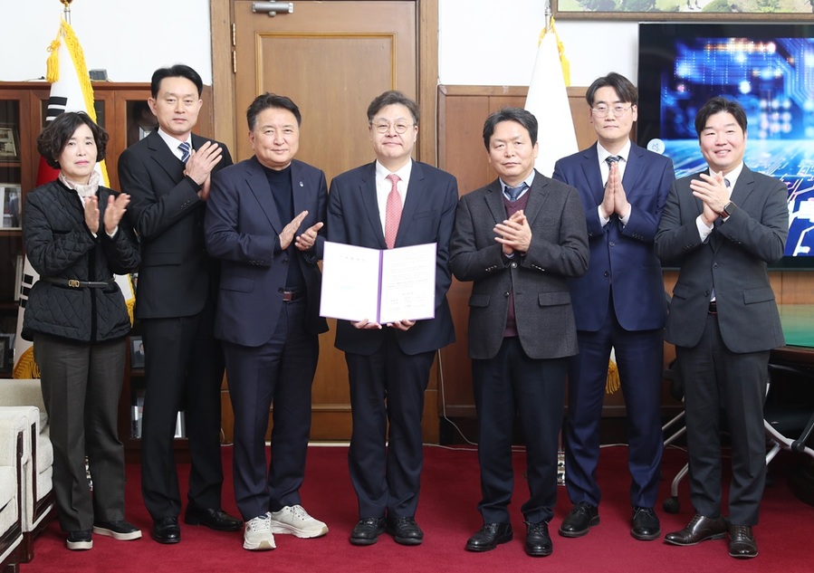 ▲ 청주시는 14일 충북도, ㈜바이넥스와 함께 오송 제1생명과학산업단지 내 바이오 의약품 CDMO(위탁개발·생산) 공장 신·증설을 위한 투자협약을 체결했다.ⓒ청주시