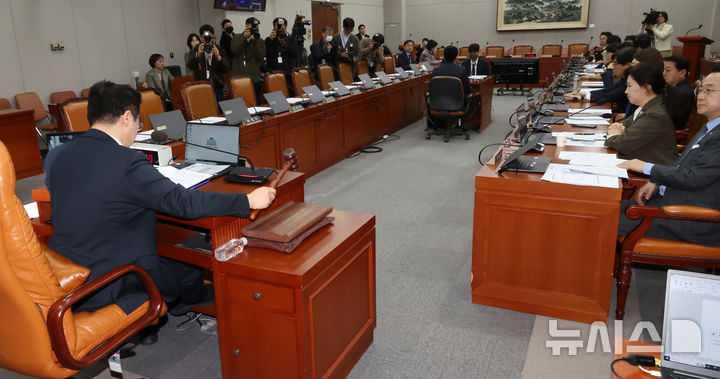 ▲ 14일 오전 서울 여의도 국회에서 열린 운영위원회 전체회의에서 박찬대 위원장이 국가인권위원회와 관련한 감사원 감사요구안을 의결하며 의사봉을 두드리고 있다. ⓒ뉴시스