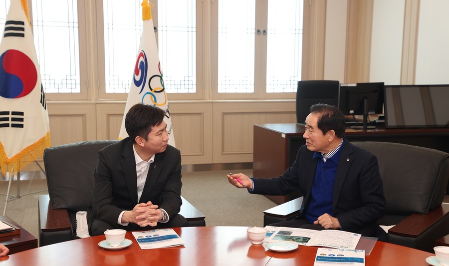 ▲ 송기섭 진천군수(오른쪽)가 14일 진천 국가대표선수촌에서 제42회 유승민 대한체육회장 당선인을 만나 면담을 하고 있다.ⓒ진천군