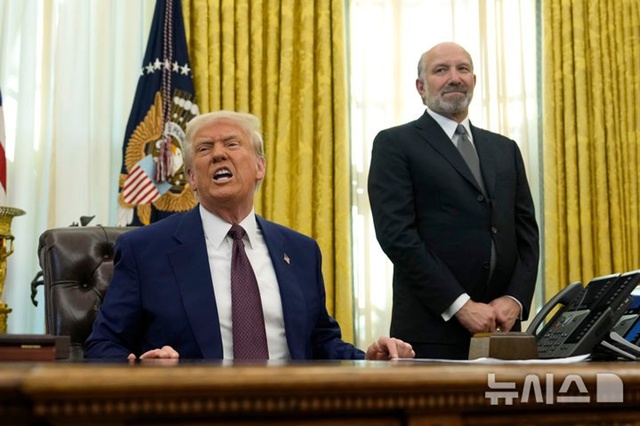 ▲ 도널드 트럼프 미국 대통령이 백악관 집무실에서 상호관세 도입에 대한 대통령 각서에 서명한 후 발언하고 있다. 250213 AP/뉴시스. ⓒ뉴시스