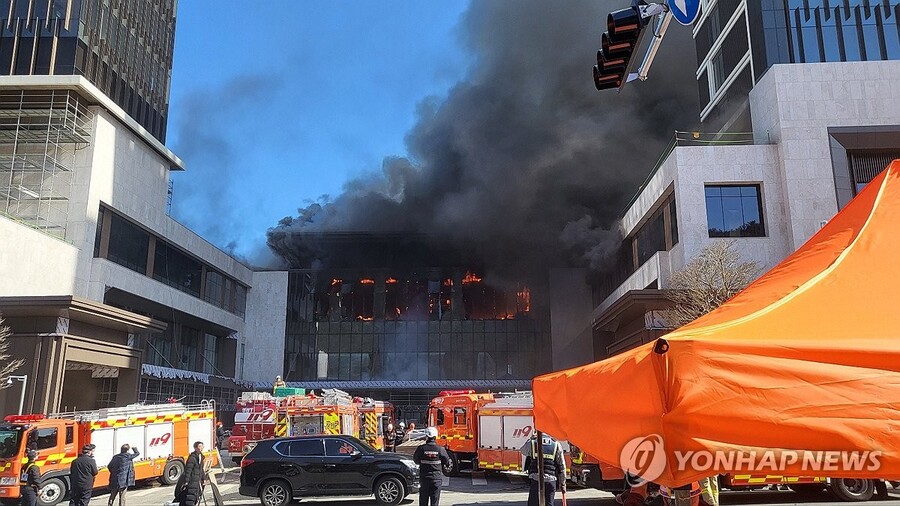 ▲ 14일 부산 기장군 반얀트리 호텔 신축공사장에서 불이 나고 있다. ⓒ연합뉴스