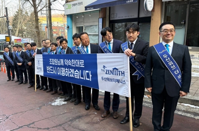 ▲ 이정환 대표(우측 첫번째)가 출근길 조합원들에게 인사하고 있다ⓒ두산건설