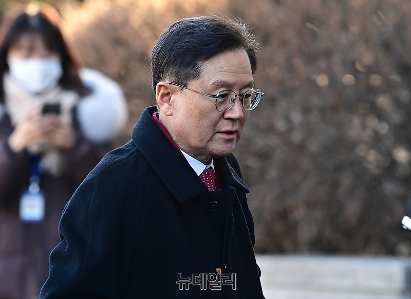 ▲ 윤석열 대통령 측 변호인인 윤갑근 변호사가 13일 오전 서울 종로구 헌법재판소에서 열리는 탄핵 심판 8차 변론기일에 출석하고 있다. (사진=공동취재단)