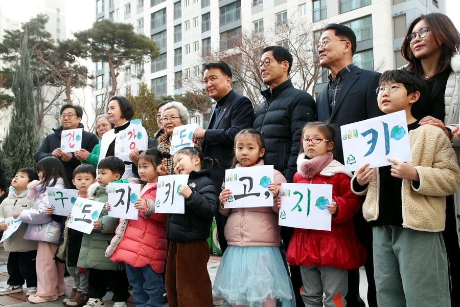 ▲ 충북도는 14일 공동주택 주민을 대상으로 순환경제사회 전환 촉진의 일환으로 종이팩 분리배출 요령과 자원 순환의 중요성을 알리는 캠페인을 실시했다.ⓒ충북도