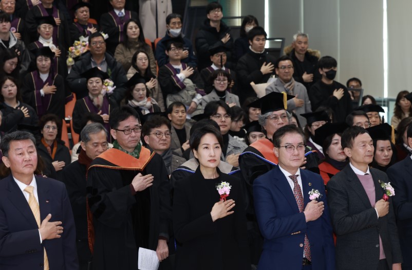 ▲ 충북도립대 학위수여식에서 김용수 총장(왼쪽)을 비롯해 김수민 충북도 정무부지사, 유재목 충북도의회 부의장이 국민의례를 하고 있다.ⓒ충북도립대