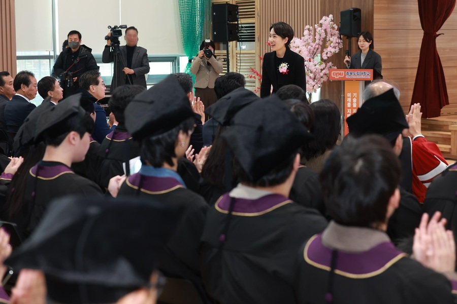 ▲ 충북도립대학교(총장 김용수)가 14일 오전 교내 라이프스타일센터 다목적강당에서 ‘제26회 학위수여식’을 개최했다. 김수민 충북도 정무부지사가 졸업생들에게 축하 인사를 하고 있다.ⓒ충북도