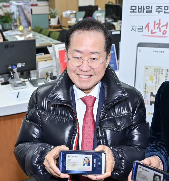 ▲ 홍준표 대구광역시장은 모바일 주민등록증 단계적 전국 확대 시행 첫날인 2월 14일, 대구 1호로 남구 소재 행정복지센터에서 QR코드 촬영 방법을 통해 모바일 주민등록증 발급을 신청했다.ⓒ대구시