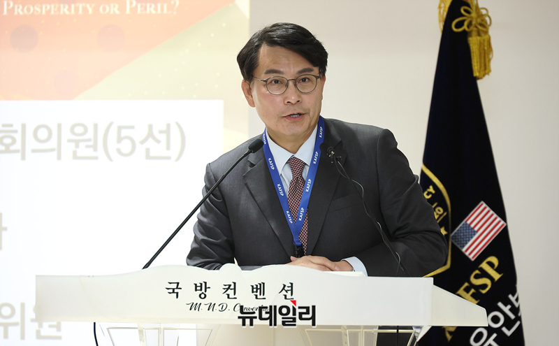 ▲ 윤상현 국민의힘 의원이 14일 오후 (사)한미자유안보정책센터가 서울 용산구 국방컨벤션에서 개최한 '2025 나라사랑 애국단체연합대회'에서 기조연설을 하고 있다.ⓒ