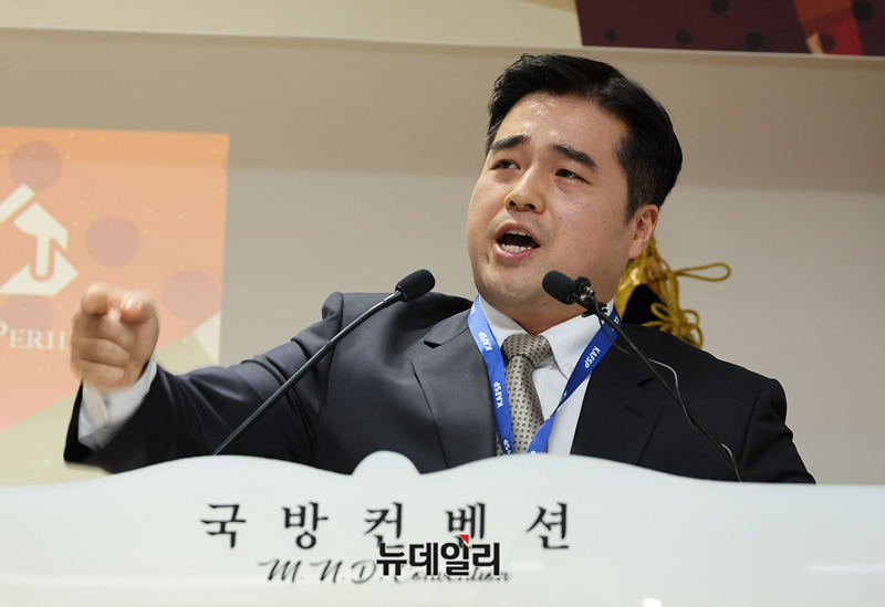 ▲ 유명 유튜브 채널 '그라운드 C' 김성원 대표가 14일 오후 (사)한미자유안보정책센터가 서울 용산구 국방컨벤션에서 개최한 '2025 나라사랑 애국단체연합대회'에서 발표하고 있다. ⓒ정상윤 기자