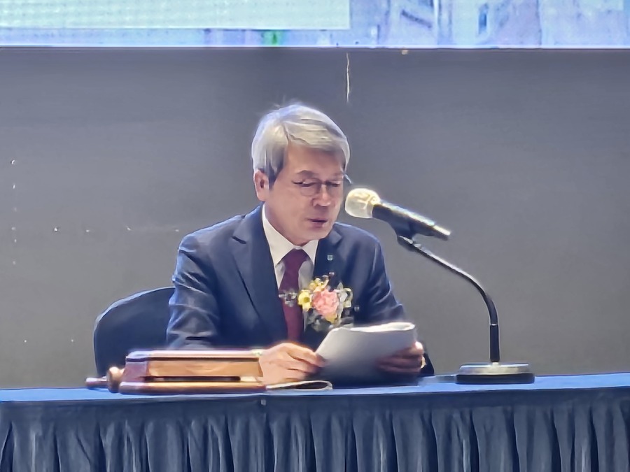 ▲ 홍성래 청주농고총동문회장이 14일 청주 S컨벤션에서 취임식에 앞서 회의를 진행하고 있다.ⓒ청주농고총동문회