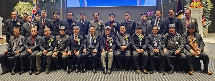 ▲ 홍성래 신임 청주농업고등학교 총동문회장이 14일 청주 S컨벤션에서 열린 취임식을 마친 뒤 이혁구 전 제천시부시장, 김현기 청주시의회 의장, 조명연 청주산림조합장, 이동우 충북도의원 등 역대 동문들과 기념촬영을 하고 있다.ⓒ청주농고총동문회