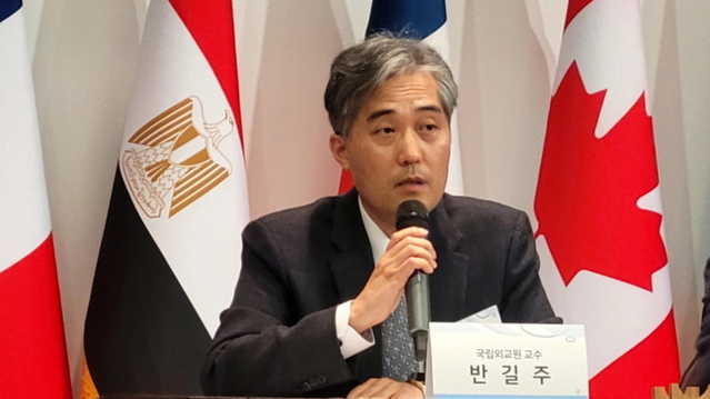 ▲ 반길주 국립외교원 교수가 14일 서울 용산구 국방컨벤션에서 한국국방외교협회(회장 권태환)와 플라잉닥터스(대표 김상수)가 개최한  '2025 글로벌 안보정세 평가와 한반도 안보' 세미나에서 발표하고 있다. ⓒ한국국방외교협회 제공