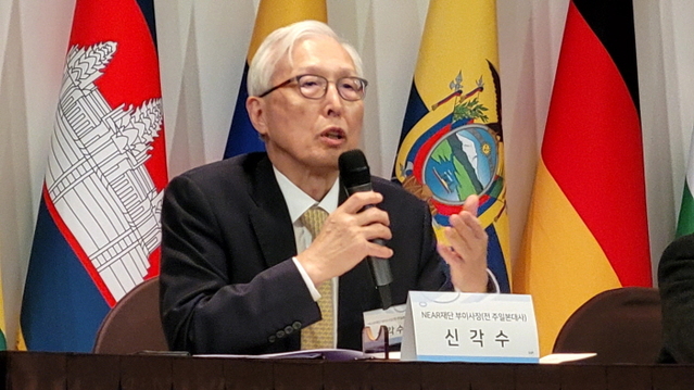 ▲ 신각수 니어재단 부이사장이 14일 서울 용산구 국방컨벤션에서 한국국방외교협회(회장 권태환)와 플라잉닥터스(대표 김상수)가 개최한  '2025 글로벌 안보정세 평가와 한반도 안보' 세미나에 좌장으로 참여했다. ⓒ한국국방외교협회 제공