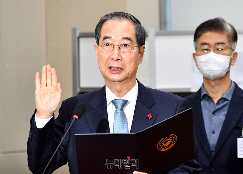▲ 한덕수 국무총리가 지난 1월 15일 국회에서 열린 윤석열 정부의 비상계엄 선포를 통한 내란 혐의 진상규명 국정조사특별위원회에 출석해 선서를 하고 있다. ⓒ이종현 기자