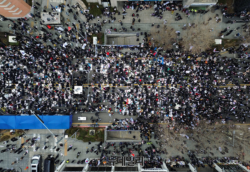 ▲ 윤석열 대통령 탄핵 반대 집회가 전국으로 확산하는 가운데 15일 오후 광주광역시 금남로 무등빌딩 앞에서 윤 대통령 탄핵 반대 집회 '세이브코리아 국가비상기도회'가 진행되고 있다.ⓒ광주=서성진 기자