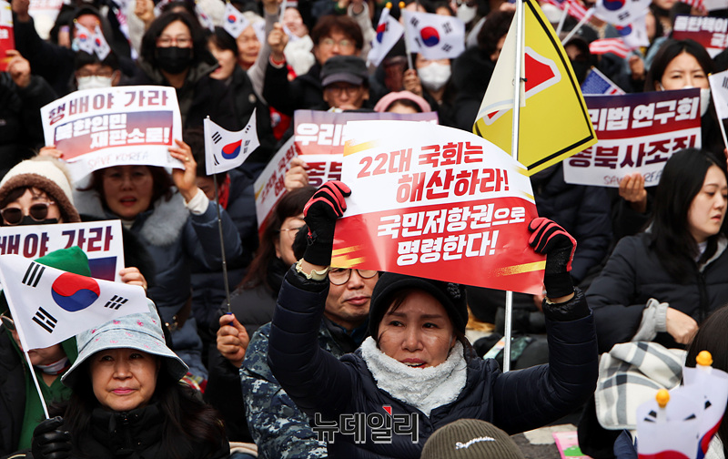▲ 윤석열 대통령 탄핵 반대 집회가 전국으로 확산하는 가운데 15일 오후 광주광역시 금남로 무등빌딩 앞에서 윤 대통령 탄핵 반대 집회 '세이브코리아 국가비상기도회'가 진행되고 있다. ⓒ광주=서성진 기자
