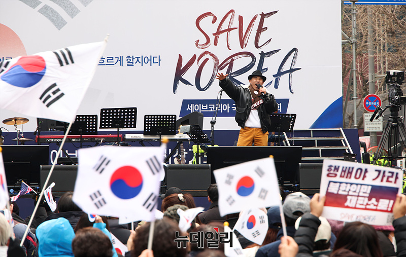 ▲ 윤석열 대통령 탄핵 반대 집회가 전국으로 확산하는 가운데 15일 오후 광주광역시 금남로 무등빌딩 앞에서 윤 대통령 탄핵 반대 집회 '세이브코리아 국가비상기도회'가 진행되고 있다.ⓒ광주=서성진 기자