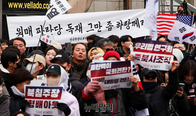 ▲ 윤석열 대통령 탄핵 반대 집회가 전국으로 확산하는 가운데 15일 오후 광주광역시 금남로 무등빌딩 앞에서 윤 대통령 탄핵 반대 집회 '세이브코리아 국가비상기도회'가 진행되고 있다. ⓒ광주=서성진 기자