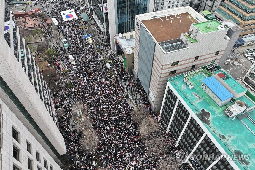 ▲ 15일 광주 동구 금남로에서 비상계엄으로 탄핵된 윤석열 대통령을 지지하는 집회가 열리고 있다.ⓒ연합뉴스