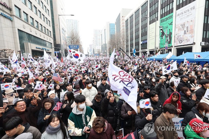 ▲ 15일 광주 동구 금남로에서 비상계엄으로 탄핵된 윤석열 대통령을 지지하는 집회가 열리고 있다.ⓒ연합뉴스