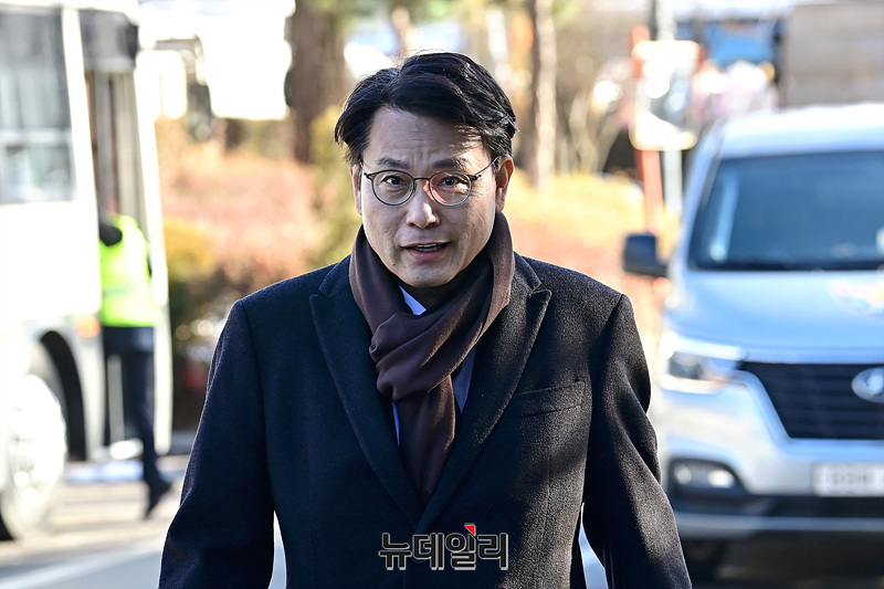 ▲ 윤상현 국민의힘 의원이 13일 오전 서울 종로구 헌법재판소에서 열린 윤석열 대통령 탄핵 심판 8차 변론기일 참석을 위해 이동하고 있다. (사진=공동취재단)