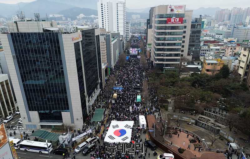 ▲ 윤석열 대통령 탄핵 반대 집회가 전국으로 확산하는 가운데 15일 오후 광주광역시 금남로 무등빌딩 앞에서 열린 윤 대통령 탄핵 반대 집회 '세이브코리아 국가비상기도회'가 진행되고 있다. ⓒ광주=서성진 기자