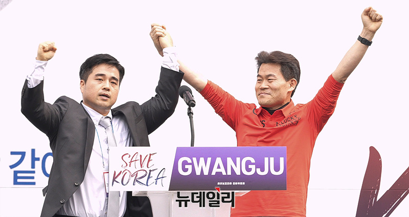 ▲ 15일 오후 광주광역시 금남로 무등빌딩 앞에서 열린 윤 대통령 탄핵 반대 집회 '세이브코리아 국가비상기도회'에서 유명 한국사 강사 전한길 씨가 참석했다. ⓒ광주=서성진 기자