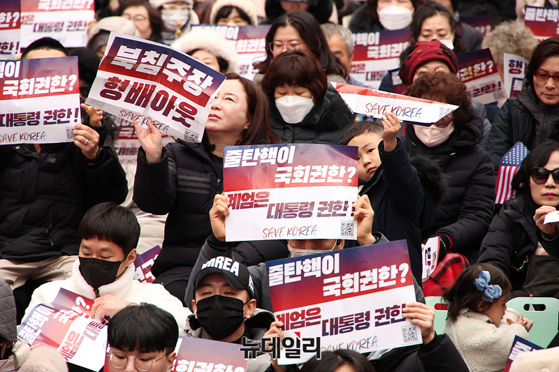 ▲ 윤석열 대통령 탄핵 반대 집회가 전국으로 확산하는 가운데 15일 오후 광주광역시 금남로 무등빌딩 앞에서 열린 윤 대통령 탄핵 반대 집회 '세이브코리아 국가비상기도회'가 진행되고 있다. ⓒ광주=서성진 기자
