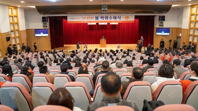 ▲ 동국대학교 WISE캠퍼스는 지난 14일 오전 11시 교내 100주년기념관 대강당에서 2025년 봄 학위수여식을 거행했다.ⓒ동국대 WISE캠퍼스