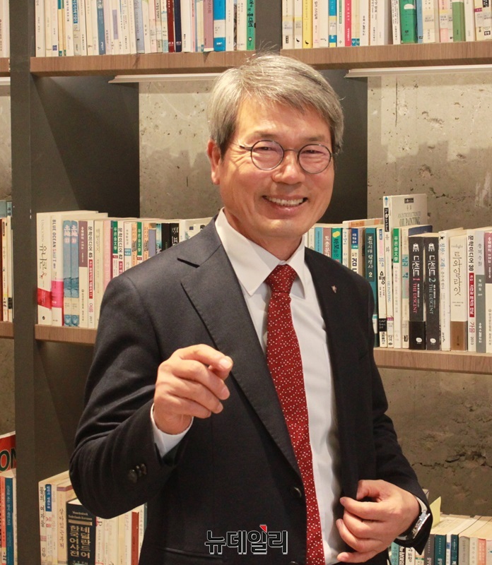 ▲ 홍성래 청주농업고 총동문회장이 뉴데일리와 인터뷰를 하고 있다.ⓒ김정원 기자