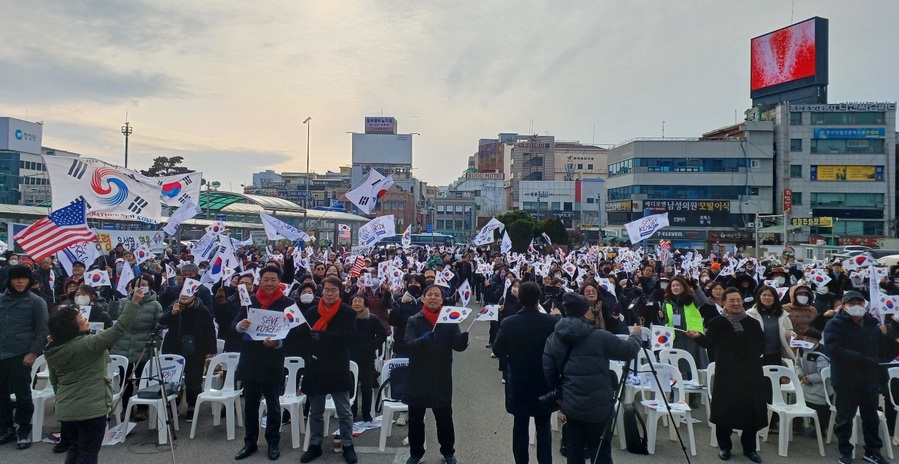 ▲ 15일 대전역에서 열린 ‘세이브코리아(Save Korea) 국가비상기도회’에서 시민들이 태극기를 흔들고 있다.ⓒ세이브코리아 국가비상기도회