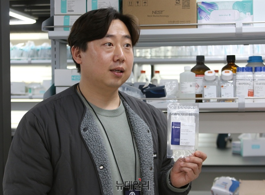 ▲ 윤형윤 대표가 에피젠에서 개발한 진단키트를 들고 기술에 대한 설명을 하고있다. ⓒ이길표 기자