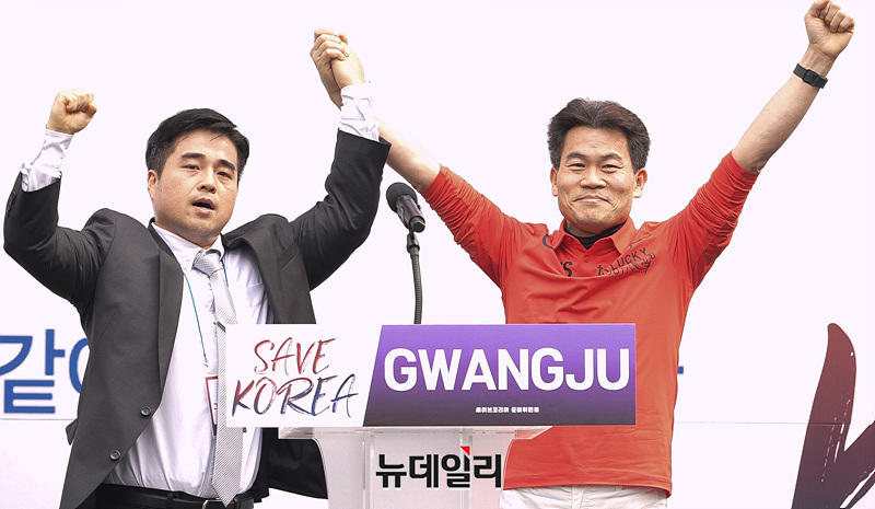 ▲ 광주시장 강기정의 불허로 광장에 서지 못한 전한길과 김성원(좌). 
그 대신 금남로 도로 위에서 포효했다. 5.18 광장이 강기정 사유물인가? 강기정 개인 땅인가? ⓒ 서성진 기자