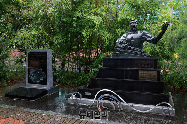 ▲ 광주 남구 정율성거리 앞에 조성된 중국공산당(중공) 간부 정율성의 흉상. 중공 최고위층 주은래의 수양딸과 결혼했다. 중공군 행진곡이《팔로군 행진곡》을 작곡했다. 북한군 군가인《조선인민군 행진곡》도 만들었다. 북한군 장교 자격으로 6.25 남침에도 가담, 점령당한 서울에도 주둔했다.  대한민국의 적이었던 그를 추앙하라고 바람잡은 자는 문재인. 중국 방문을 이용해 북경대 연설에서 그를 띄워주었다. ⓒ 정상윤 기자