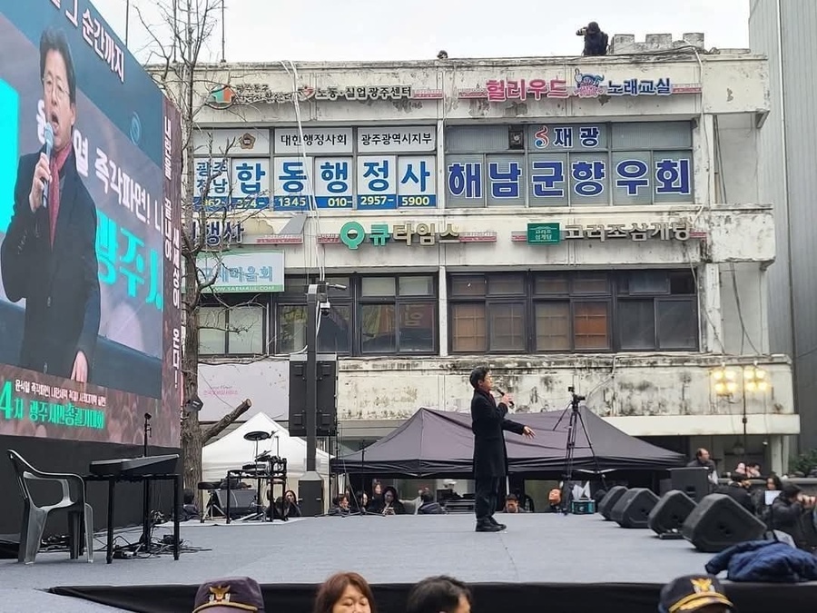 ▲ 다음은 임건순 작가의 페북 글 일부. 《영상이나 사진으로 보이는 광주건물들이 참안습이다. 광역시 몰골이 아주 말이 아니구만. 운동권들에게 장시간 사육당하더니 꼴이 그게 뭔가. 명색이 광역신디 주현미 쌍쌍파티 듣던 시절, 천규덕 당수춉 날리던 때도 아니고...》ⓒ 페북에 올라온 사진