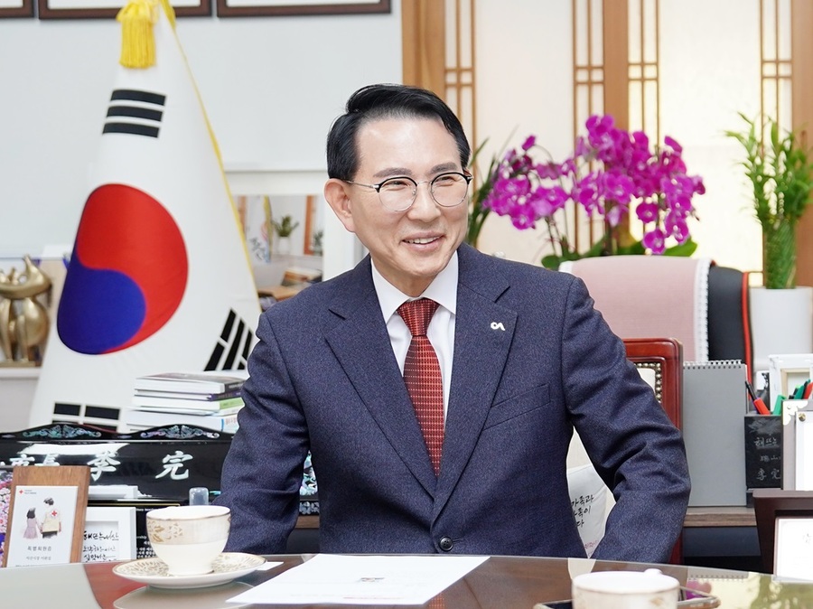 ▲ 이완섭 서산시장이 시장실에서 뉴데일리와 인터뷰를 하고 있다.ⓒ서산시